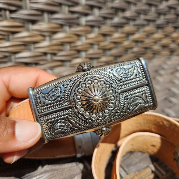 Vintage Statement Leather Boho Cowgirl Engraved Silver Tone Buckle Tan Belt 30in - Picture 2 of 8